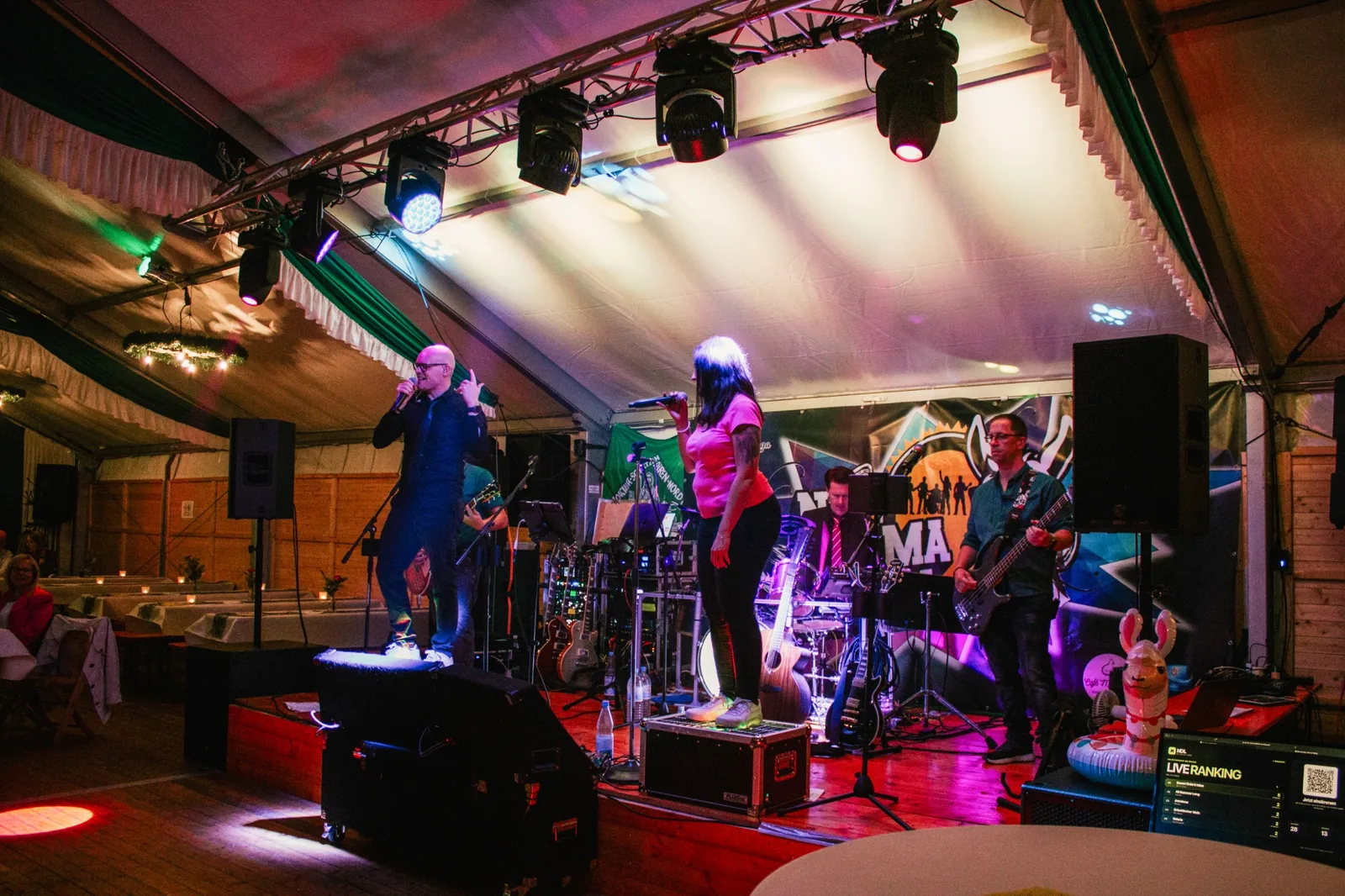 No Drama Lama als gesamte Band live mit Gesang, Gitarren, Bass und Schlagzeug.