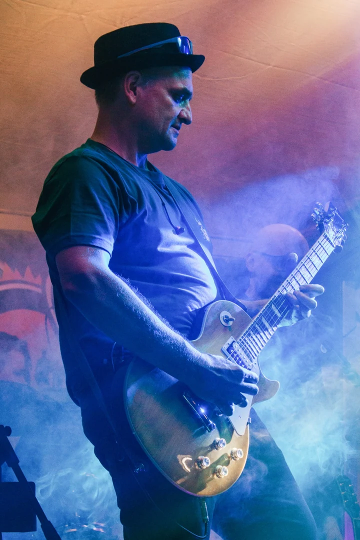 Gitarre live auf der No-Drama-Lama-Bühne - Ausschnitt eines Originalfotos