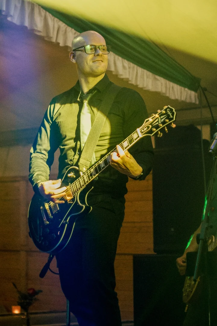Gesang & Gitarre live auf der No-Drama-Lama-Bühne - Ausschnitt eines Originalfotos