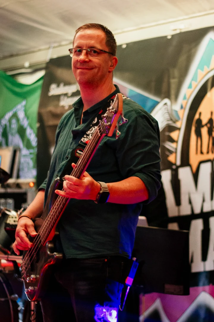 Bass live auf der No-Drama-Lama-Bühne - Ausschnitt eines Originalfotos